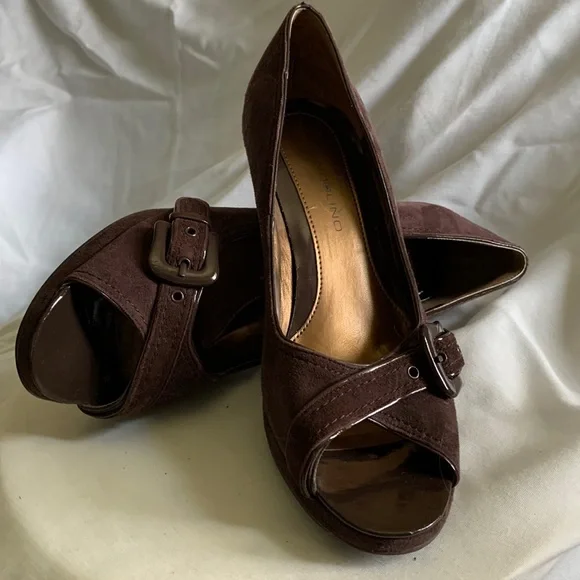 Peep Toe platform with cool cross over buckle design - Picture 1 of 10